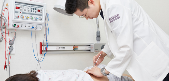 Combining other treatments, including medicinal acupuncture/bee venom acupuncture